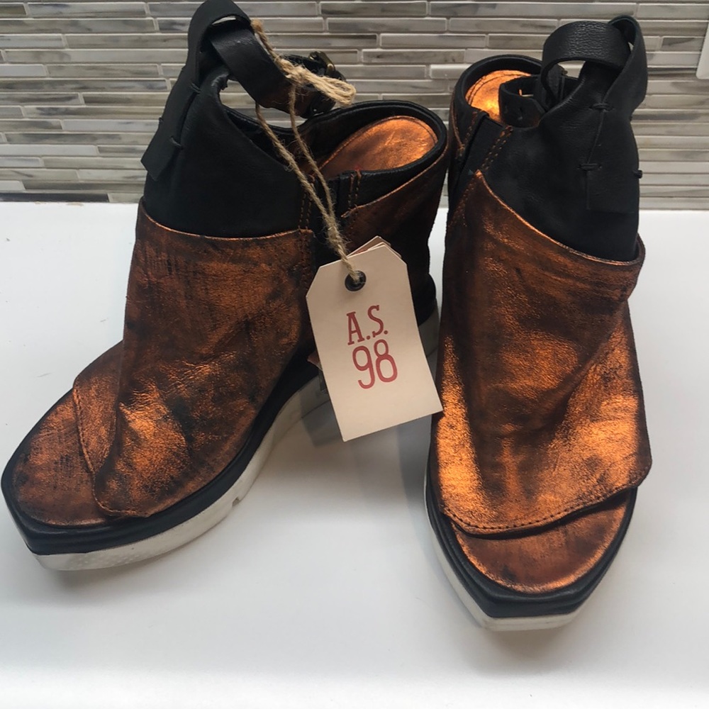 NWT AS98 Fabian platform wedge